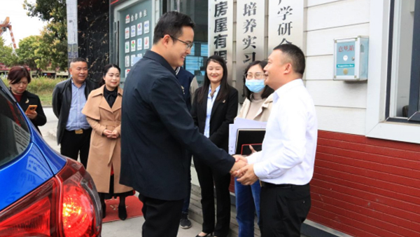 新皂镇党委书记谢东恒莅临四川快住公司视察指导工作